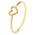 Minimalistische vergulde smalle ring met een fijn uitgehold hartdetail, close-up opname. - Maat 5 / Goud