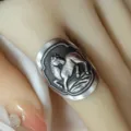 Close-up detail van vintage sterling zilveren Chinese dierenriem paard ring snijwerk ontwerp. - Paard Dierenriem