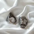 Gedetailleerde close-up van vintage zilveren dierenriem os ring met prachtige gravure. - Stier Dierenriem