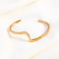 Gouden open manchetarmband, minimalistische golvende geometrische brede metalen armband detail. - Stijl 2 / Goud