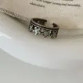 Antiker bronzefarbener offener Blumenring mit hellblauen Emaille-Details fuer Damen. - Vintage Kleine Blume Offener Ring