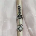 Gedetailleerde close-up van punk skelet wervelkolom en drakenkop gewrichtsring in zilver. - Open Verstelbaar / Apenkoning Gewricht Ring (Tweekleurig)