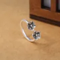 Zilveren open ring met twee schattige bloemhangers, vintage esthetische vinger sieraden voor dames. - Verstelbare Open Maat / Pruimenbloesem Vrouwenring