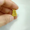 Detailweergave van dichtbij met de prachtige kralenrand en vorm van de gouden hanger. - Gebroken Ijs Flespompoen Hanger Zonder Ketting