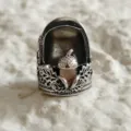 Vintage zilveren metalen eikel vingerhoed ring, prachtige holle blad gesneden decoratie. - L / Geel