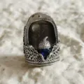 Creatieve open nagel eikel vingerhoed ring met blauw kristal detail voor mode sieraden. - L / Blauw