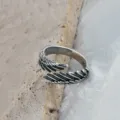 Close-up detail van de vintage verzilverde open veerring met een prachtige fijne textuur. - Verstelbare Open Maat / Zilveren Veer Stijl