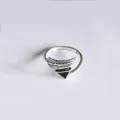 Bague plume argentée vintage réglable, design géométrique ouvert personnalisé hip-hop chic. - Ouvert Ajustable / Style Plume et Géométrique