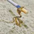 Gedetailleerd uitzicht van gouden cobra slangen ring, creatieve sigarettenhouder ring. - 18