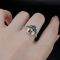 Gedetailleerde close-up van retro Thaise zilveren ingot ring met geluksmunten en munten. - Rijkdom