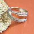 Detailansicht des thailändischen Silberfederrings im Vintage-Design für Herrenmode. - Silber
