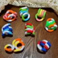 Jouets sensoriels colorés en plastique twist fidget anti-stress pour enfants et adultes - Cordes de torsion flexibles / 1 Pièce / Multicolore