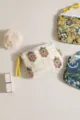 Nahaufnahme des Vintage Blumen Baumwoll Reißverschlussetuis, kompaktes Kosmetiktaschen-Design. - Gebrochenes Weiß