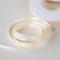 Rouleau de ruban de satin blanc, 0.6 cm de largeur, 20 yards pour emballage cadeau et décoration. - Ruban satin double face / 0.6cm Largeur 20 Yards Longueur / Blanc Cassé