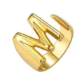 Close-up detail van dikke gouden letter M ring, gladde metaalpolijst, stijlvol mode-accessoire. - Goud / M