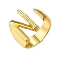 Close-up van de stijlvolle gouden letter ring met een glanzende afwerking en modern design. - Goud / Letter N