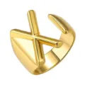 Close-up detail van een trendy gouden verstelbare letter X koperen ring modern ontwerp. - Goud / Letter X