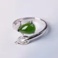 Elegante zilveren open ring met groene druppelsteen en schitterende bladmotief details. - Zilveren Basis Groene Edelsteen