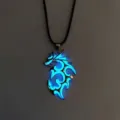 Close-up detailopname van de oplichtende drakenhanger ketting met blauw licht. - Enkele Hanger Vlam Draak Zilver Blauw