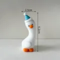 Simpatica statuetta di anatra dal collo storto con cappello blu, decorazione torta, 6,2cm. - Papera Collo Storto Sinistro in Gomma Morbida