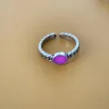 Retro open ring met paarse gloeiende steen en vintage gevlochten ketting ontwerp voor dames. - Lichtgevend Rozerood