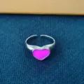 Verstelbare zilveren hartring met helder roze detail, lieve en stoere stijl voor vrouwen. - Lichtgevend Rozerood
