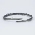 Gedetailleerd aanzicht van de vintage takarmband, open gotische armband in antiek zilver. - Doornen Armband / Antiek Zilver
