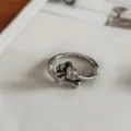 Retro gotische zilveren ring met doornen ontwerp en gegraveerde tekst, stoere punk sieraden - Doornen Rozenring (Vintage) / Antiek Zilver