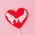 Topper per torta a cuore rosso mani nella mano decorazione romantica di san valentino. - Gomma Morbida Cuore Rosso Coppia che si Tien per Mano