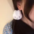 Primo piano del grazioso elastico per capelli con coniglietto peloso bianco. Accessorio dolce. - Coniglio Sorridente