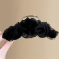 Detailansicht der schwarzen Netz-Haarklammer, elegantes gerafftes Chiffon-Design für Damen. - Schwarz
