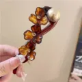 Braune Harz Blume Haarklammer mit eleganter Perle und glänzenden Strasssteinen. - Braun