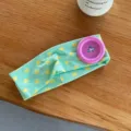 Grünes Dopamin-Stirnband mit gelben Herzen und großer lila Knopf-Variante. Weiches Haaraccessoire. - Grün mit Gelben Punkten