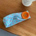 Süßes blaues Dopamin Stirnband mit Herz Muster und grossem orangem Knopf, Sommer Haaraccessoire. - Blau Herz Gepunktet