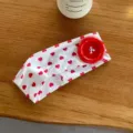 Fascia per capelli bianca con motivo a cuori rossi e grande bottone, accessorio elastico. - Pois Cuore Bianco