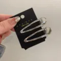 Ensemble de pinces à cheveux en métal élégantes avec design moderne et jolie carte noire. - Goutte Creuse