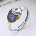 Vista detallada del anillo de carpa koi de plata tailandesa vintage, esmalte azul naranja exquisito. - Estilo 7