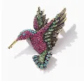 Gedetailleerd overzicht van de vintage kolibrie broche met fonkelende kleurrijke strass stenen - Antiek Goud Purperrood