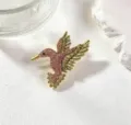 Kolibrie strass broche speld variant, goudkleurig metaal met roze en gele kristalstenen. - Antiek Goud Roze