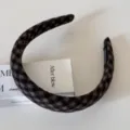Detailansicht des braunen karierten breiten Stoff-Haarreifs, vintage Winter Accessor. - Schwarzes Karo-Haarband / 3cm