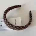 Nahaufnahme des eleganten braunen karierten Stoffhaarbands, zeigt feine Webart. - Braunes Karo-Haarband / 3cm