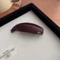 Dunkelbraune matte Bananen-Haarklammer, nahtlose vertikale Klemme für stylische Pferdeschwänze. - Weinrote Bananen-Haarspange