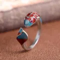 Emaille koi vis open ring, retro rood blauw ontwerp, gedetailleerde zilveren sieraden close up. - Stijl 2