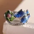 Close-up detail van de vintage emaille koi vis ring, met prachtige schubben en levendige kleuren. - Stijl 4