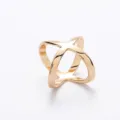 Vergulde kruis holle zijden sjaal gesp detailopname, elegante kleding accessoire. - S / Goud