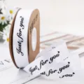 Nastro di raso bianco con scritta nera, larghezza 2,5 cm, lunghezza circa 40 m per confezioni regalo. - Bianco Sbiancato