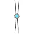 Detailopname van turkoois bolo tie met gevlochten lederen koord en vintage metalen hanger. - Stijl 5