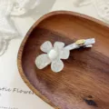 Koreanische farbenfrohe Blumen-Haarklammer mit Perle, elegante Kunstharz-Entenschnabelklammer. - Weiß