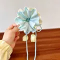 Detailaufnahme des blau-gelben Stoffblumen-Haargummis mit süßen hängenden Tulpenbändern. - 1# Reisblau