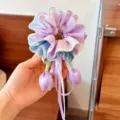 Detailansicht eines süßen, farbverlaufenden lilafarbenen Haargummis mit Tulpenbändern. - 3# Blau Lila
